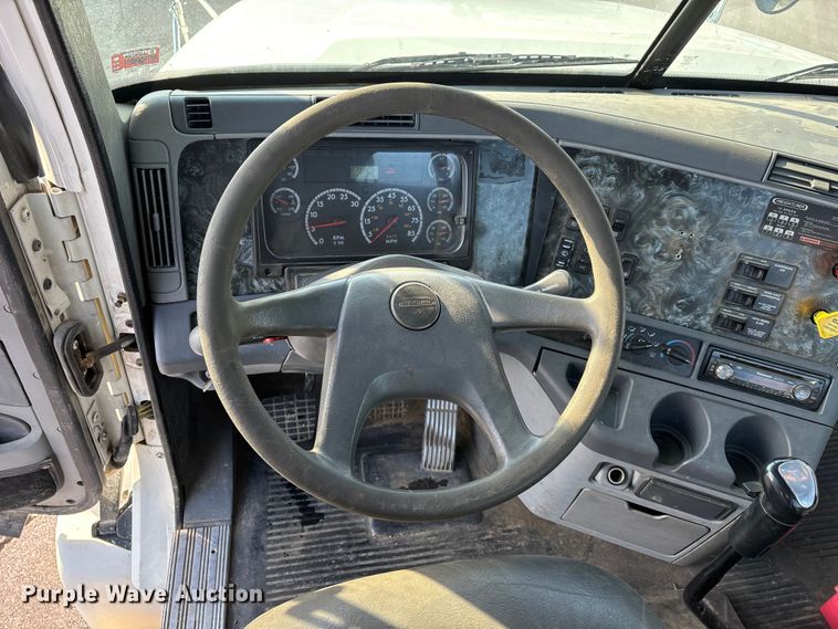 image for item DW7475 2001 Freightliner Columbia semi truck