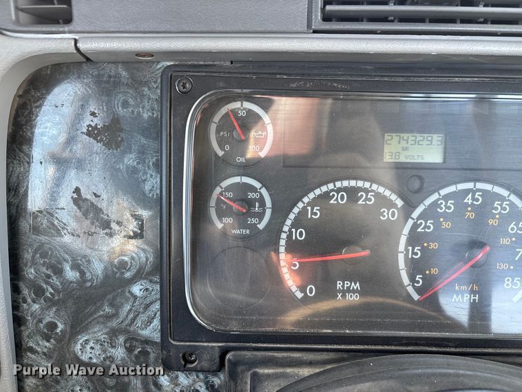 image for item DW7475 2001 Freightliner Columbia semi truck