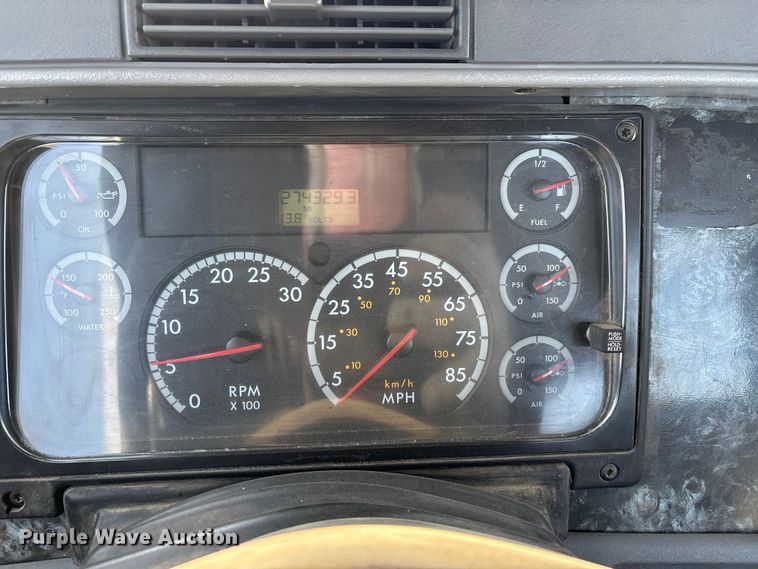 image for item DW7475 2001 Freightliner Columbia semi truck