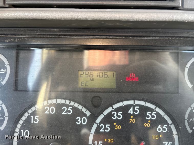 image for item DW7475 2001 Freightliner Columbia semi truck