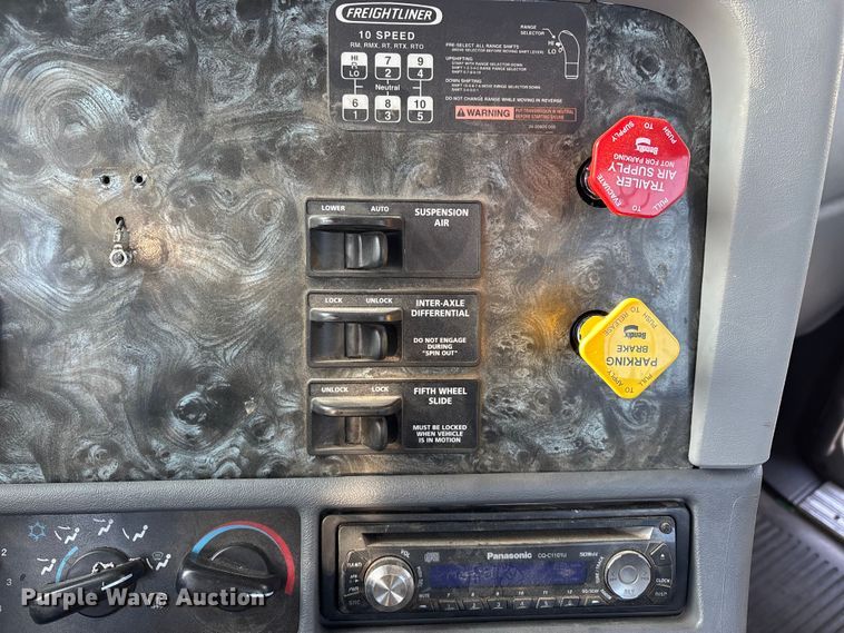 image for item DW7475 2001 Freightliner Columbia semi truck