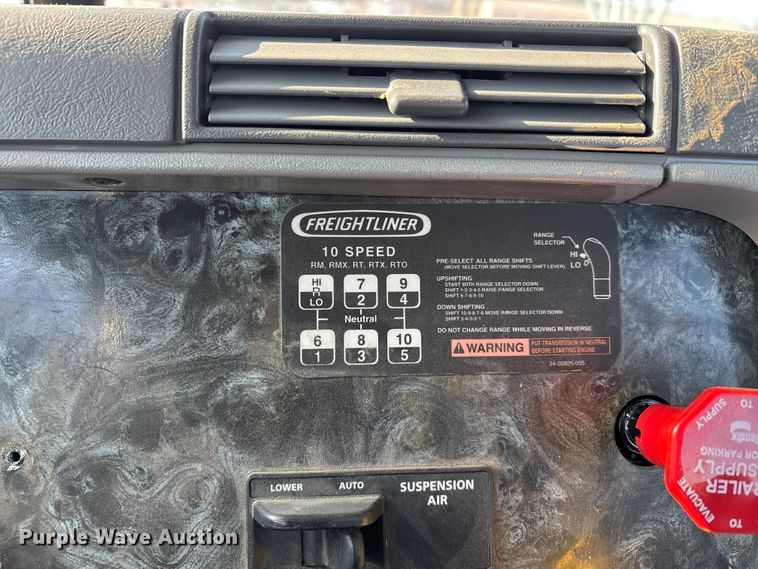 image for item DW7475 2001 Freightliner Columbia semi truck