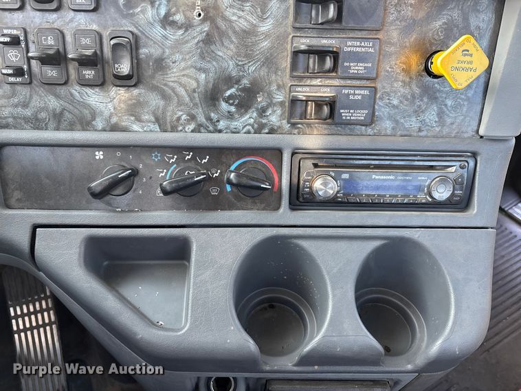 image for item DW7475 2001 Freightliner Columbia semi truck