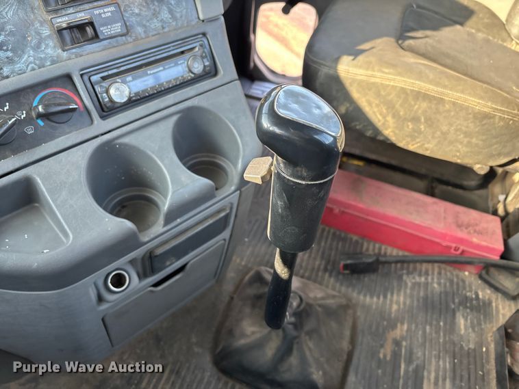 image for item DW7475 2001 Freightliner Columbia semi truck