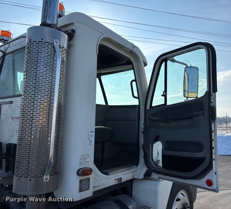 image for item DW7475 2001 Freightliner Columbia semi truck