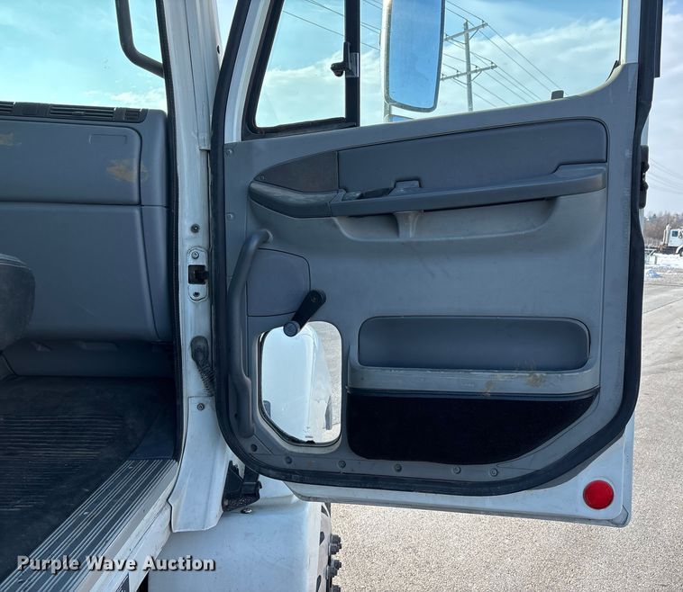 image for item DW7475 2001 Freightliner Columbia semi truck