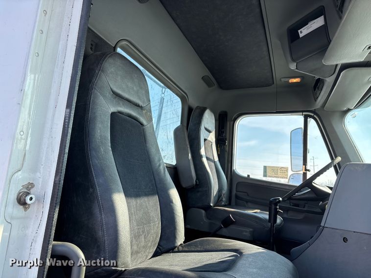 image for item DW7475 2001 Freightliner Columbia semi truck