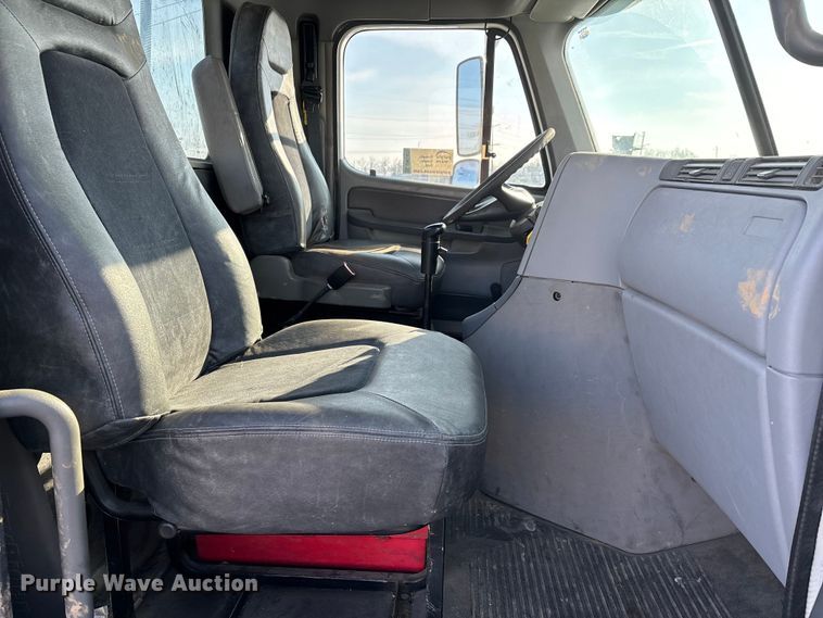 image for item DW7475 2001 Freightliner Columbia semi truck