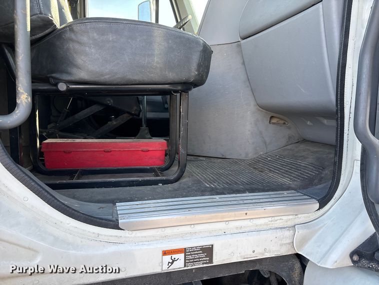 image for item DW7475 2001 Freightliner Columbia semi truck