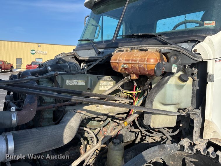 image for item DW7475 2001 Freightliner Columbia semi truck