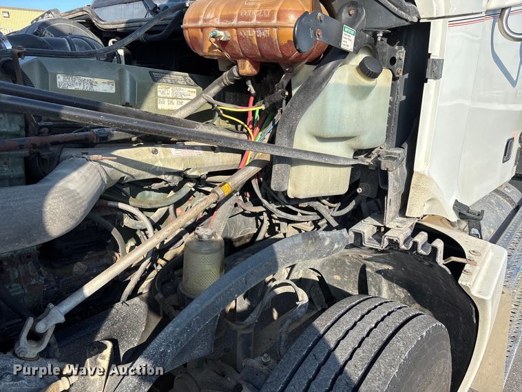 image for item DW7475 2001 Freightliner Columbia semi truck