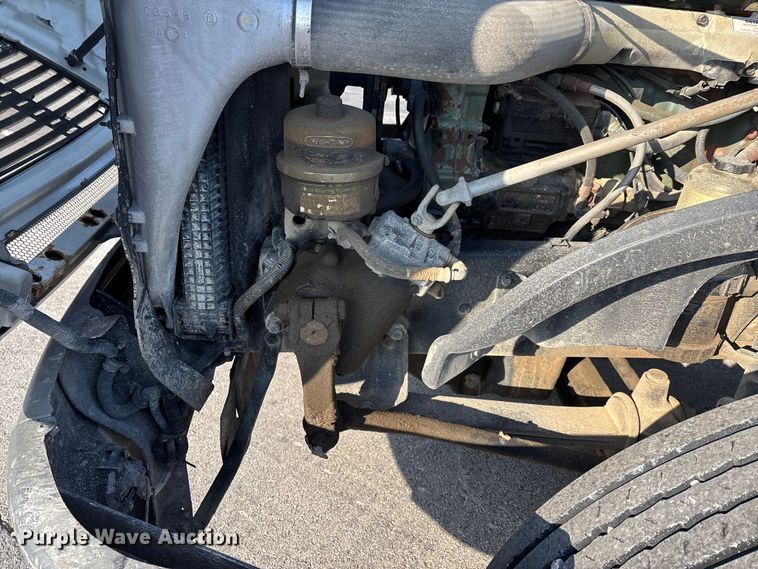 image for item DW7475 2001 Freightliner Columbia semi truck