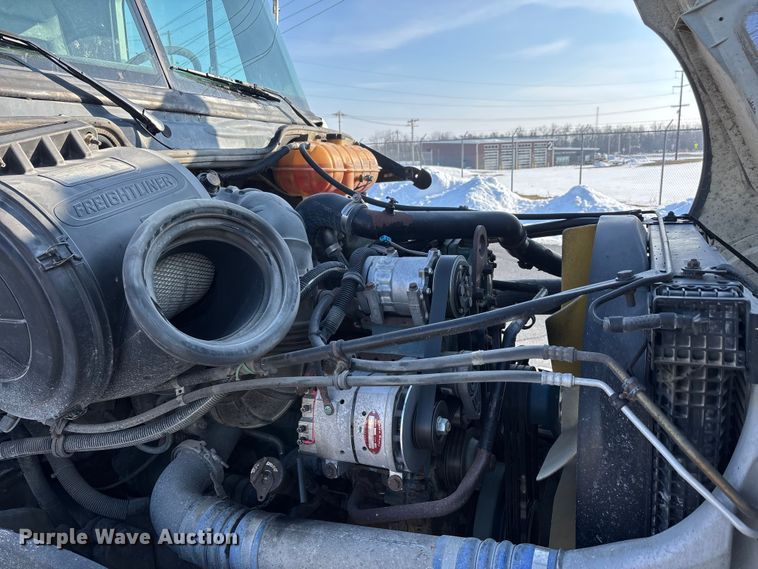 image for item DW7475 2001 Freightliner Columbia semi truck