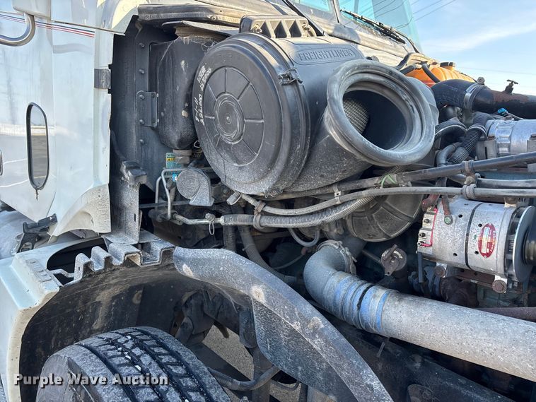 image for item DW7475 2001 Freightliner Columbia semi truck