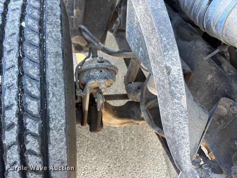 image for item DW7475 2001 Freightliner Columbia semi truck