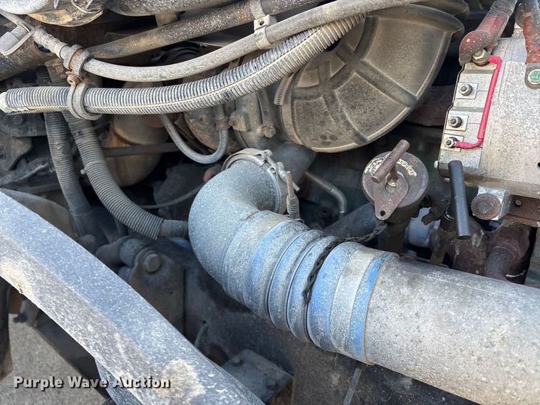 image for item DW7475 2001 Freightliner Columbia semi truck