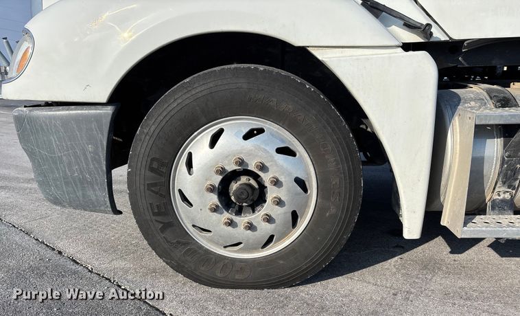 image for item DW7475 2001 Freightliner Columbia semi truck