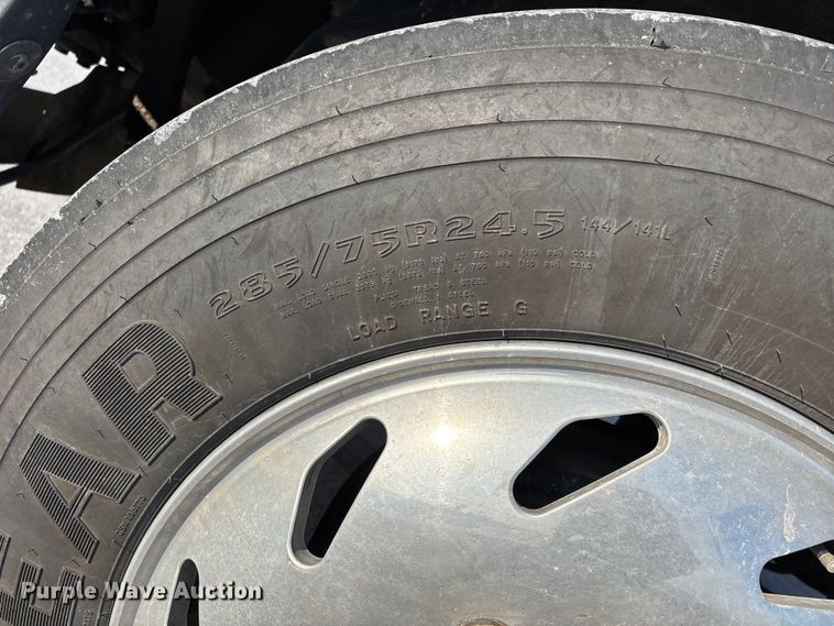 image for item DW7475 2001 Freightliner Columbia semi truck