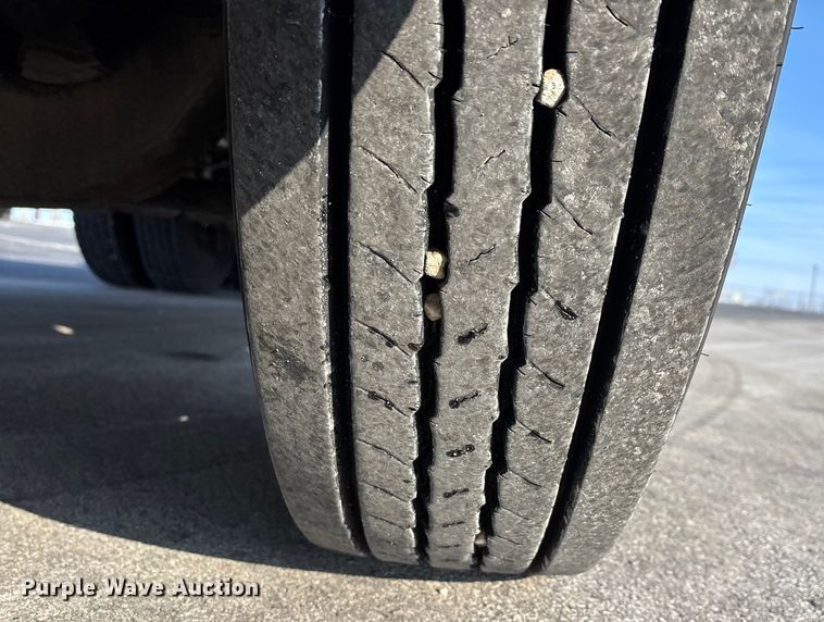 image for item DW7475 2001 Freightliner Columbia semi truck