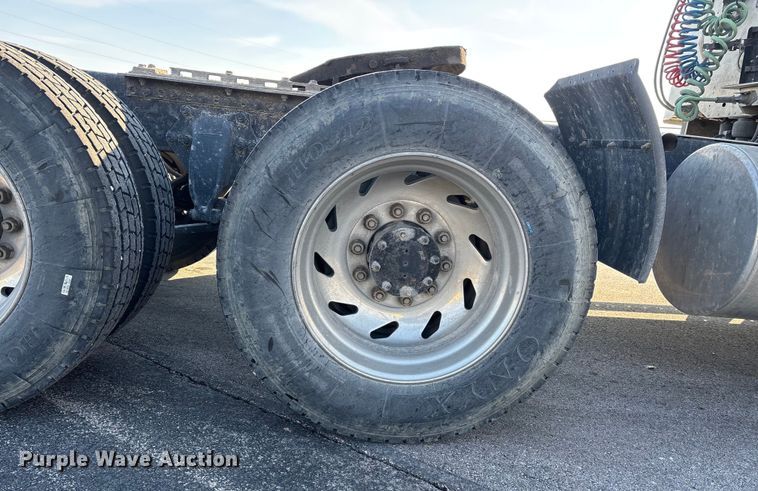 image for item DW7475 2001 Freightliner Columbia semi truck