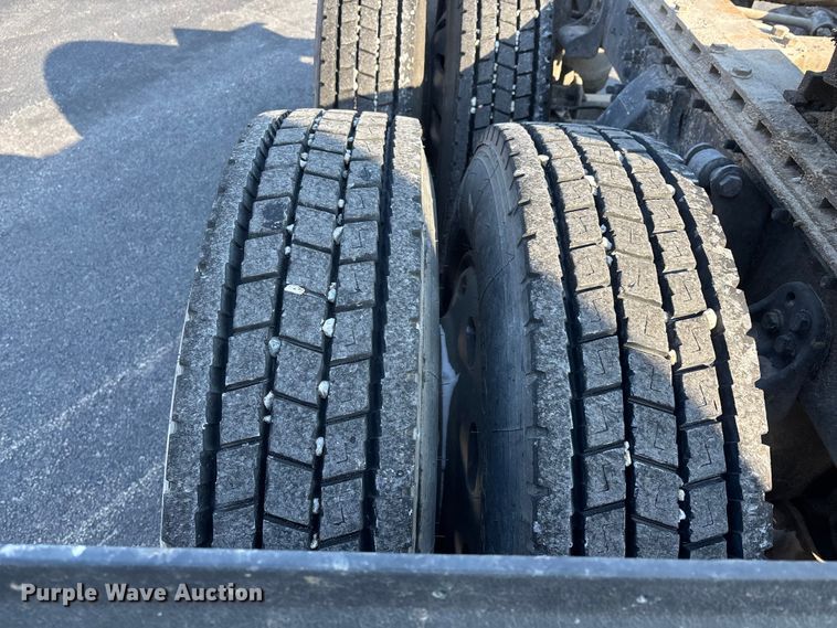 image for item DW7475 2001 Freightliner Columbia semi truck