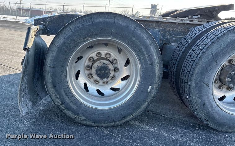 image for item DW7475 2001 Freightliner Columbia semi truck