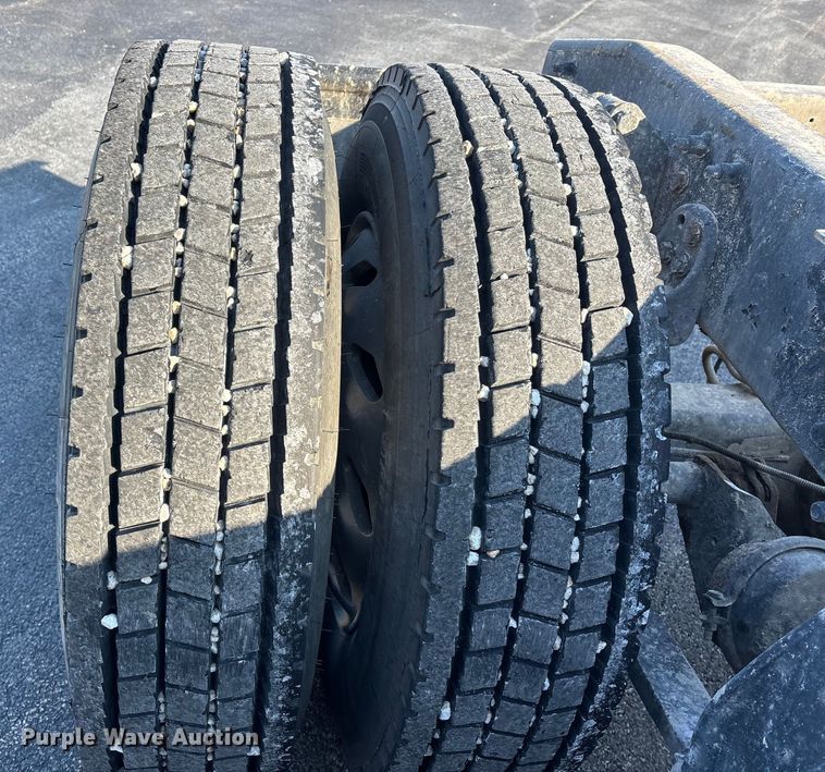 image for item DW7475 2001 Freightliner Columbia semi truck