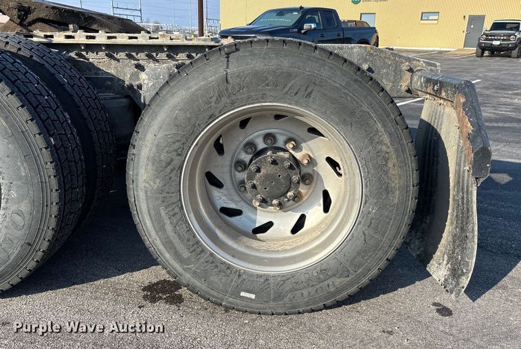 image for item DW7475 2001 Freightliner Columbia semi truck