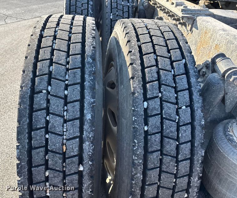 image for item DW7475 2001 Freightliner Columbia semi truck