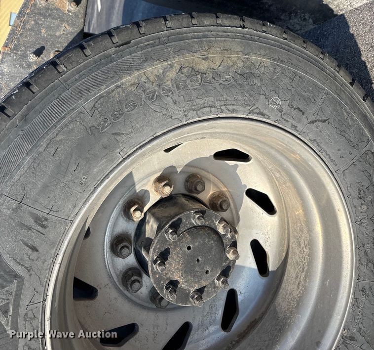 image for item DW7475 2001 Freightliner Columbia semi truck