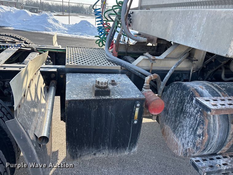 image for item DW7476 2000 Sterling L9513 semi truck