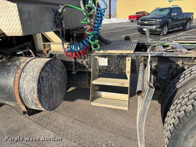 image for item DW7476 2000 Sterling L9513 semi truck