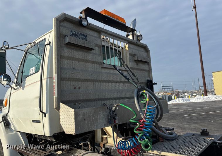 image for item DW7476 2000 Sterling L9513 semi truck