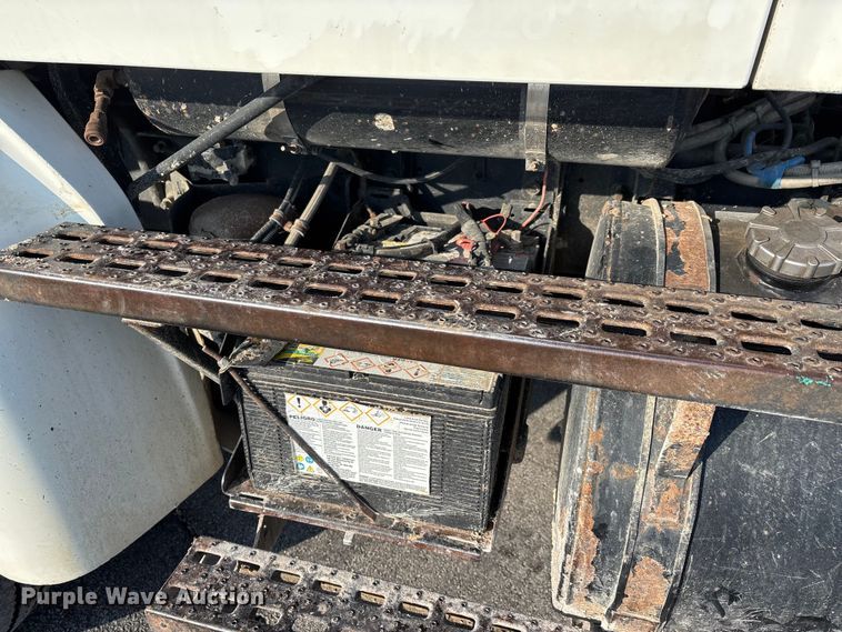 image for item DW7476 2000 Sterling L9513 semi truck