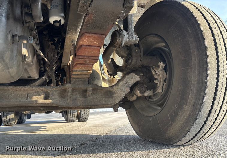 image for item DW7476 2000 Sterling L9513 semi truck