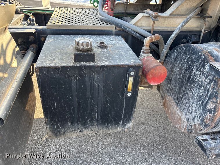 image for item DW7476 2000 Sterling L9513 semi truck