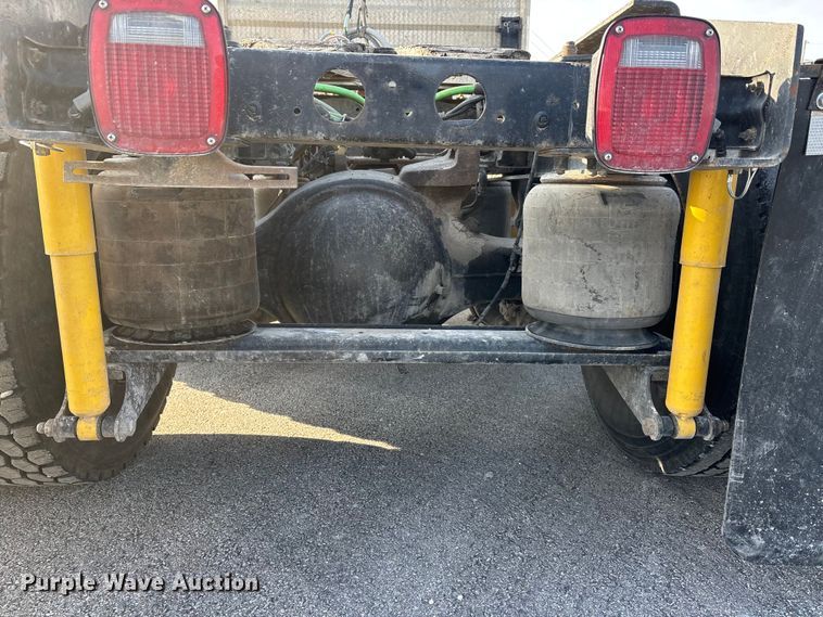 image for item DW7476 2000 Sterling L9513 semi truck