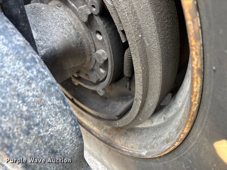 image for item DW7476 2000 Sterling L9513 semi truck