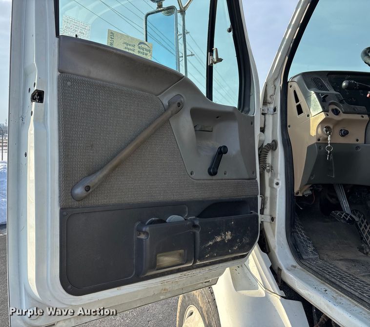 image for item DW7476 2000 Sterling L9513 semi truck