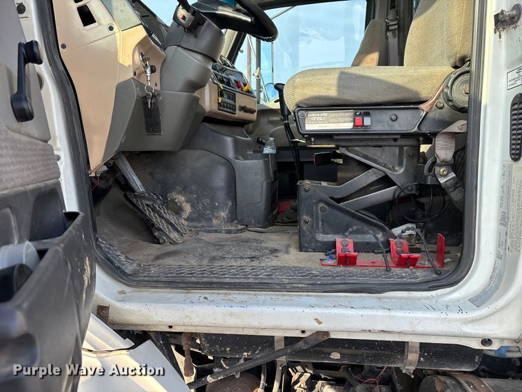 image for item DW7476 2000 Sterling L9513 semi truck