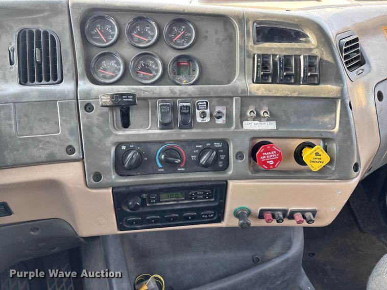 image for item DW7476 2000 Sterling L9513 semi truck