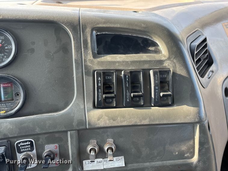 image for item DW7476 2000 Sterling L9513 semi truck