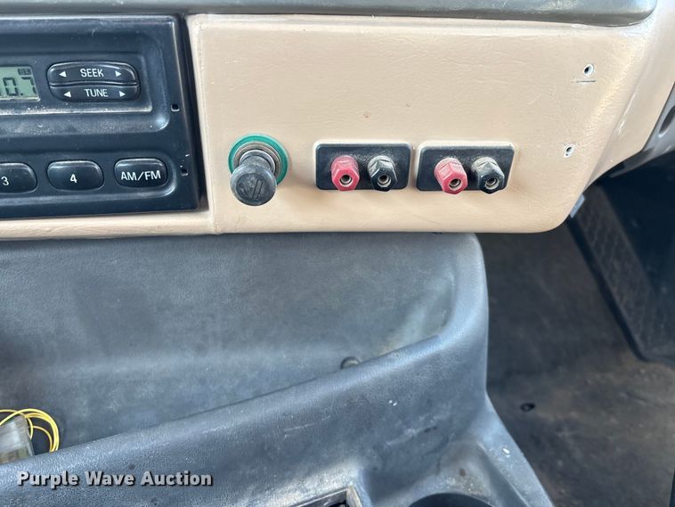 image for item DW7476 2000 Sterling L9513 semi truck