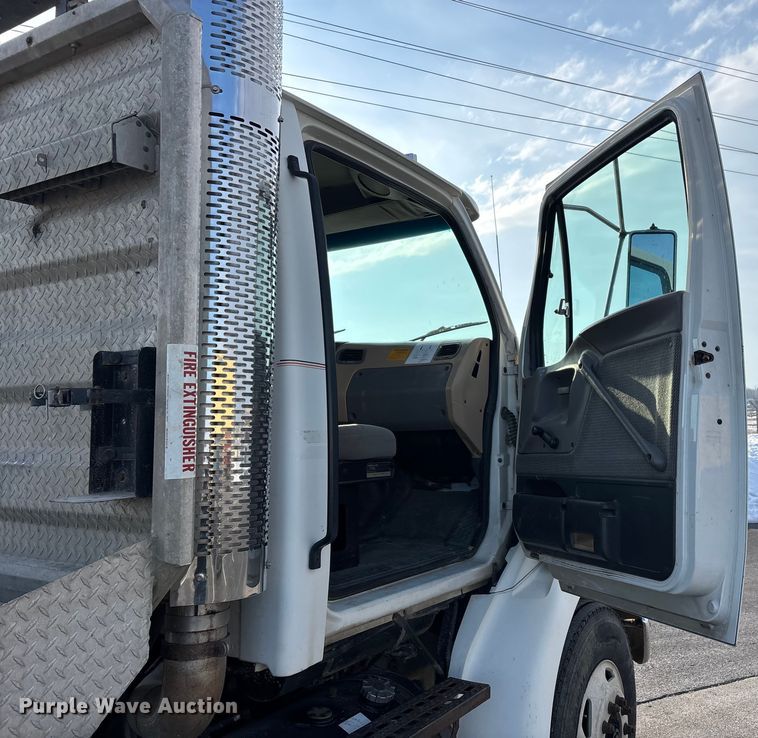 image for item DW7476 2000 Sterling L9513 semi truck