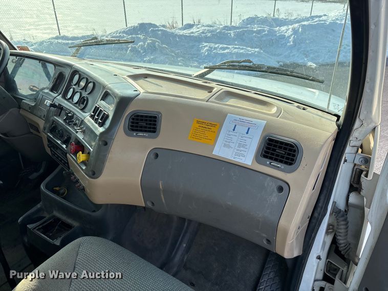 image for item DW7476 2000 Sterling L9513 semi truck