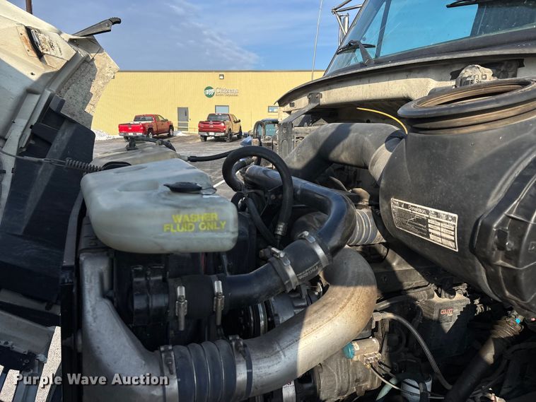 image for item DW7476 2000 Sterling L9513 semi truck