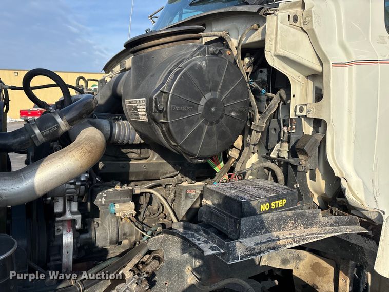 image for item DW7476 2000 Sterling L9513 semi truck