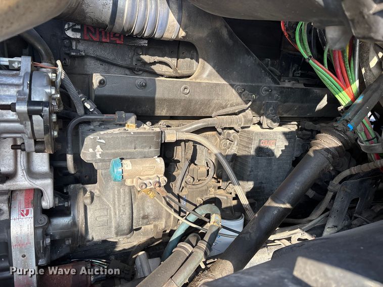 image for item DW7476 2000 Sterling L9513 semi truck