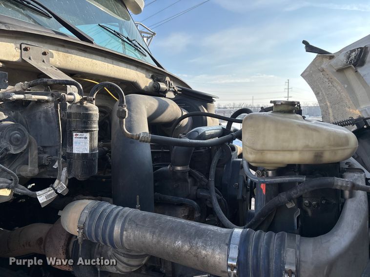 image for item DW7476 2000 Sterling L9513 semi truck