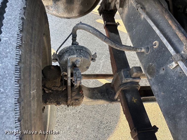 image for item DW7476 2000 Sterling L9513 semi truck